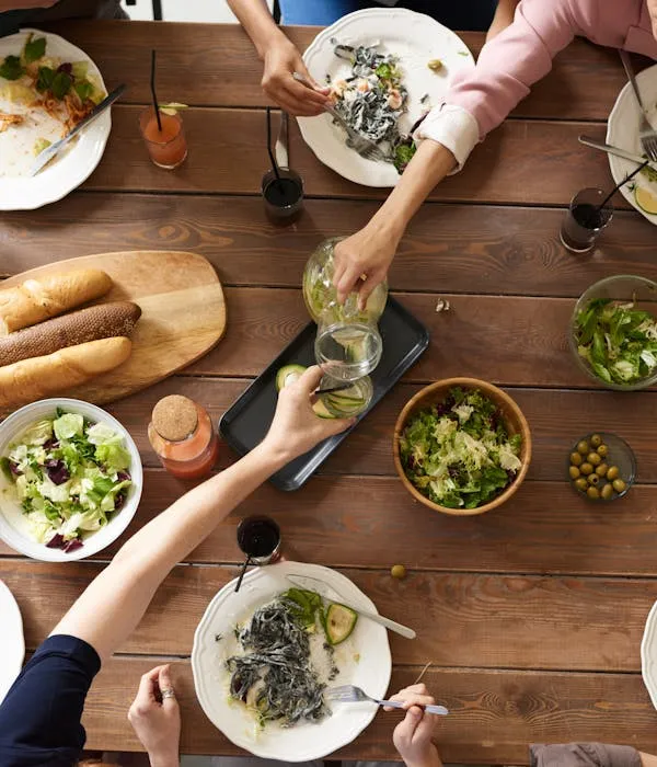 Plats de restaurant prêts pour la livraison