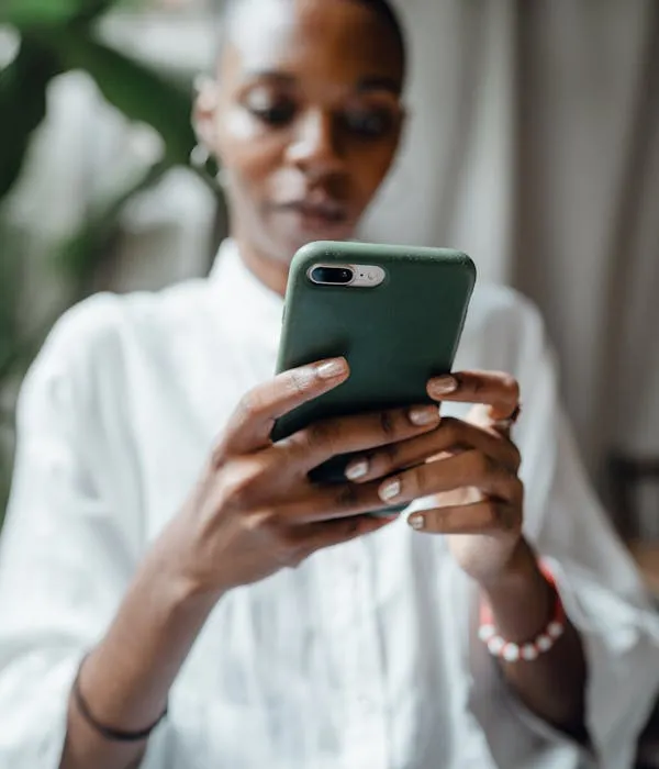 Cliente consultant le menu sur son téléphone